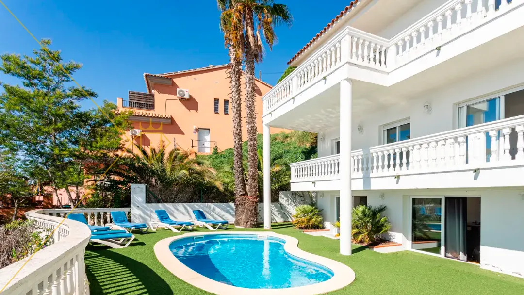Fachada de villa con licencia turística Lloret